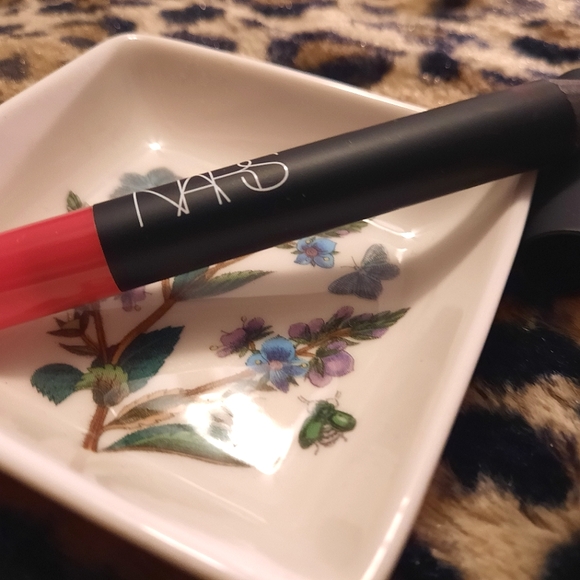 NARS VELVET MATTE LIP PENCIL in FAMOUS RED 💋 - Picture 2 of 3
